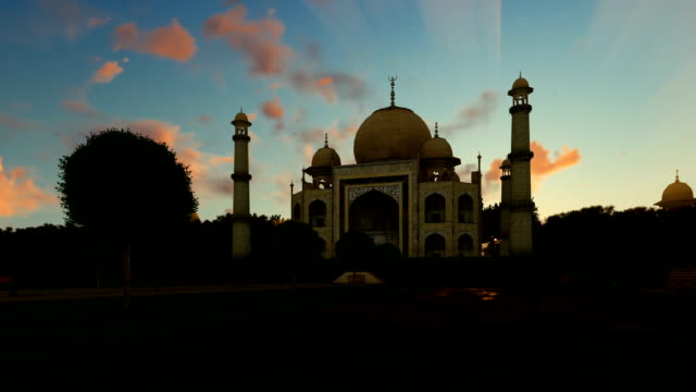 Amanecer-de-Taj-Mahal,-bonito-timelapse,-alejar