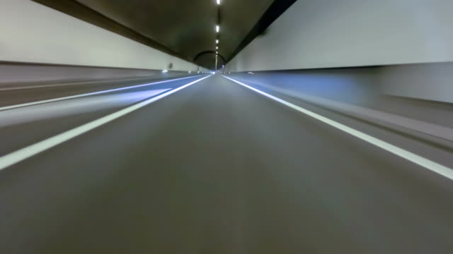 Schnell-fahren-durch-einen-Tunnel-mit-Übergewicht-auf-dem-Asphalt.-Fahrzeug-erschossen