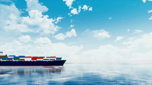 Fracht-Container-Schiff-auf-offener-See-vorbei