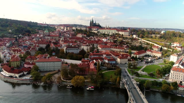 Panorama-de-Praga,-antena-de-la-ciudad,-vista-desde-arriba-en-el-paisaje-urbano-de-Praga,-vuelo-sobre-la-ciudad,-zona-vieja,-Castillo-de-Praga-y-el-río-Moldava,-República-Checa,-Praga