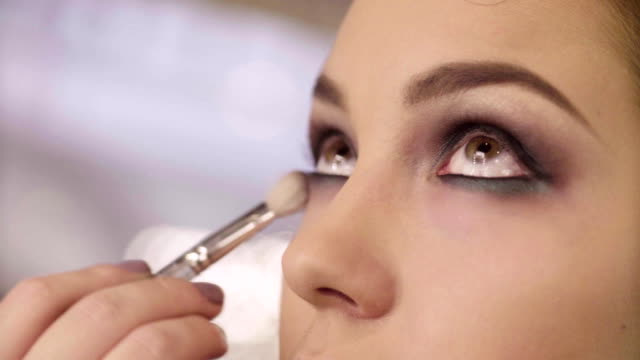 The-makeup-artist-shading-eyeshadow