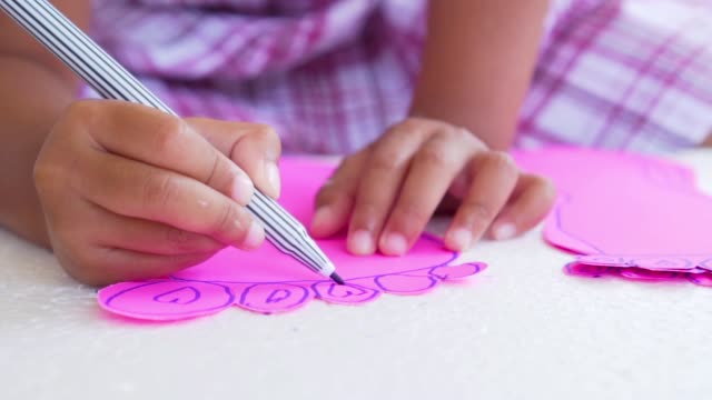 Close-up-kid-hands-using-the-colored-felt-pens-on-paper,-slow-motion-shot-in-50-fps
