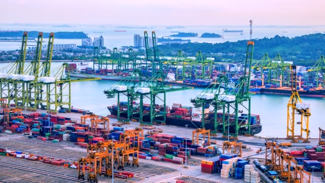 4K,-Zeitraffer-der-Industriehafen-mit-Container-Schiff-in-Singapur-Stadt