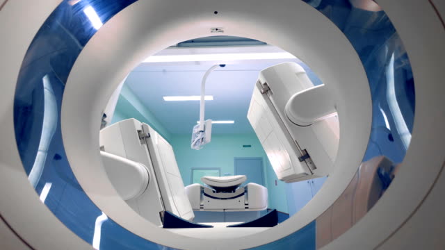 Medizinische-CT-Scanner,-Tomographen-Werke-und-seiner-Teile-bewegen-sich-langsam.-4K.