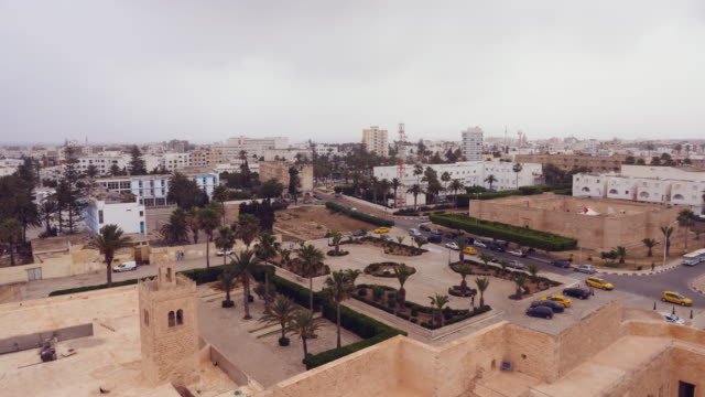 Park,-die-große-Moschee-und-die-Straße-mit-Autos-in-Monastir,-Tunesien,-Antenne-Stadtansicht