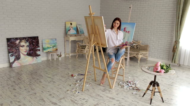 A-young-creative-girl-draws-in-the-drawing-Studio.