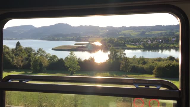 Película-de-la-ventana-abierta-de-conducir-trenes-a-través-del-hermoso-paisaje-alemán-en-el-verano