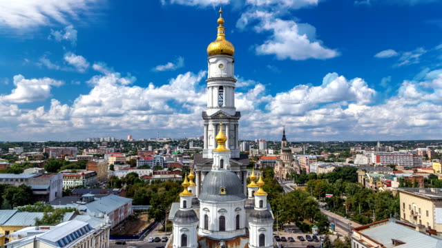 Der-Glockenturm-von-der-Himmelfahrt-Kathedrale-Uspenskij-Sobor-Zeitraffer-in-Charkiw,-Ukraine
