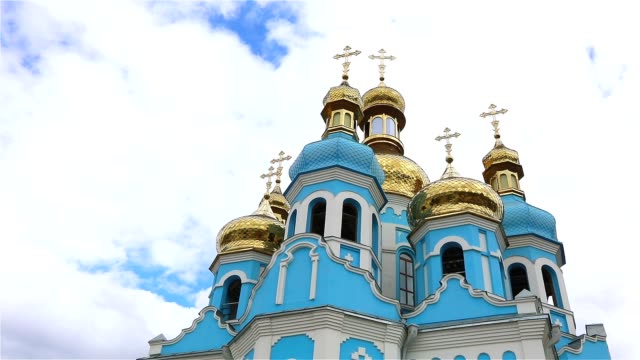 Orthodox-temple,-Clouds-above-the-temple,-golden-domes,-Timelapse,-exterior,-a-view-from-below,-Blue-temple,-blue-church,-Against-the-sky,-Golden-domes