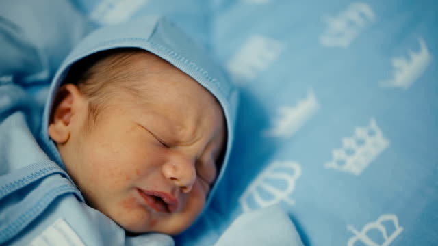 Neugeborenes-Baby-Boy-1-Woche-im-Bett-Weinen