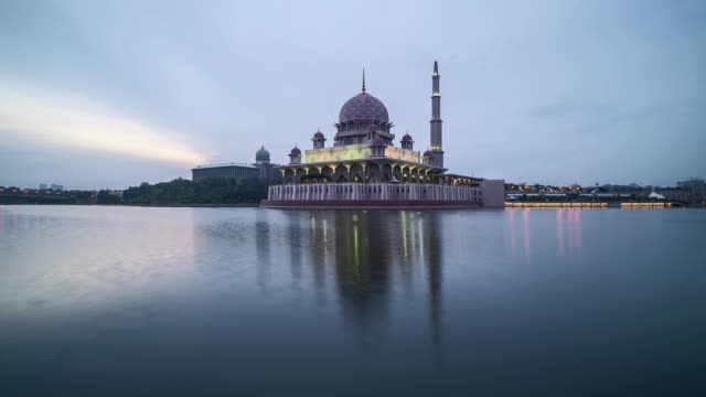 4-k-amanecer-en-la-mezquita-de-Putra,-Putrajaya.