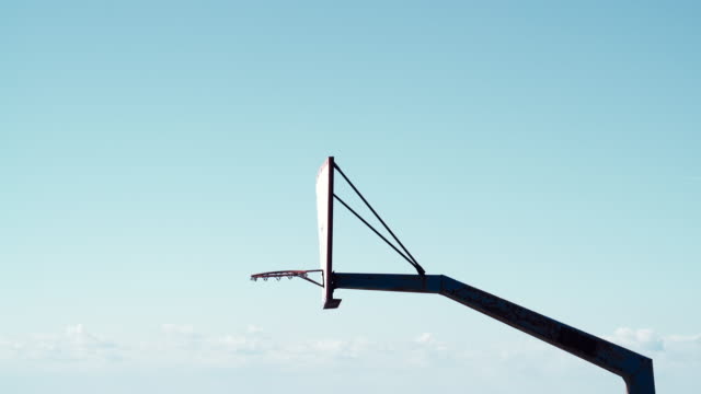 Basketball-Korb-auf-blauen-Himmelshintergrund