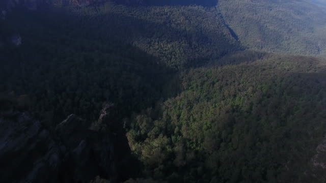 Imágenes-de-Drone-volando-sobre-las-montañas-azules,-Australia