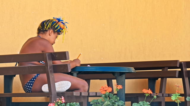 Afrikaner-Mädchen-Malen-auf-dem-Tisch