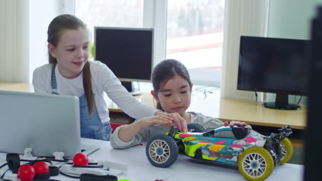 Multiethnische-Klassenkameraden-Prüfung-Spielzeugauto