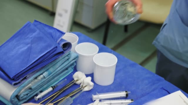 preparación-de-instrumentos-sobre-la-mesa-estéril-en-el-quirófano