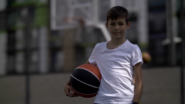 Junge-ist-die-Ausbildung-zum-Basketball-spielen