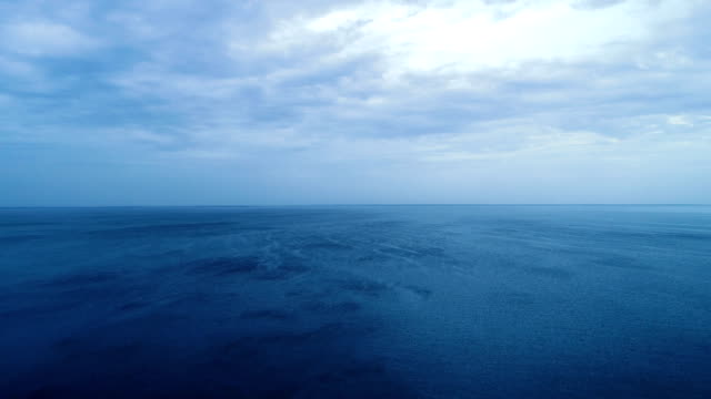 Der-Flug-über-den-Ozean-auf-dem-Cloud-Fluss-Hintergrund