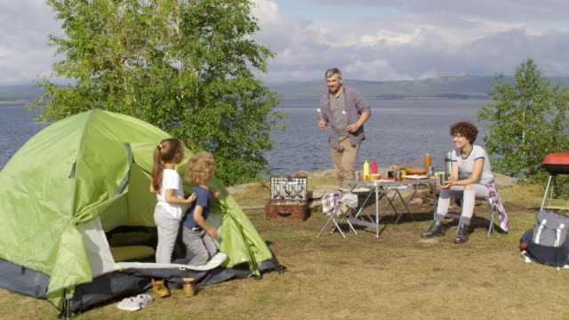 Familie-Natur-genießen-und-mit-Picknick