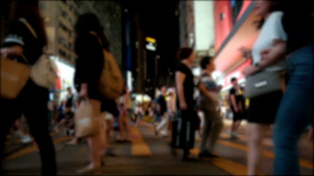 Anónimos-peatones-cruzando-la-calle-en-la-zona-más-transitada-de-Hong-Kong