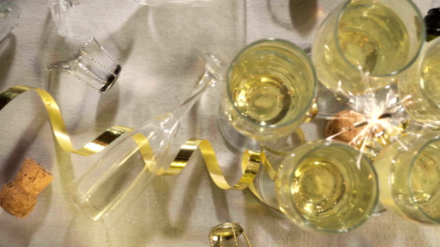 Neujahr-Topf-mit-Champagner-Gläser-von-oben