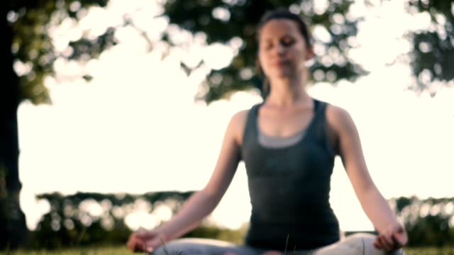 Schlanke-Passform-Mädchen-tun-Yoga-am-Gymnastikmatte