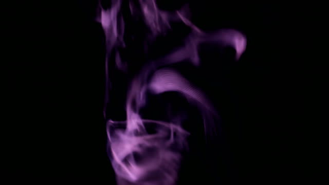 Lila-Dampf-steigt-aus.-Blauer-Rauch-über-einem-schwarzen-Hintergrund.-Rauch-langsam-schweben-durch-den-Raum-auf-schwarzem-Hintergrund.-4K-UHD
