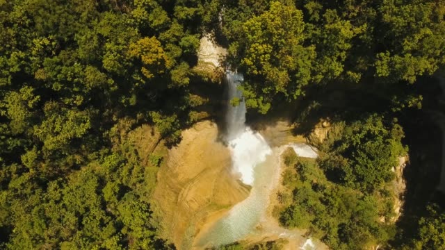 Wunderschönen-tropischen-Wasserfall
