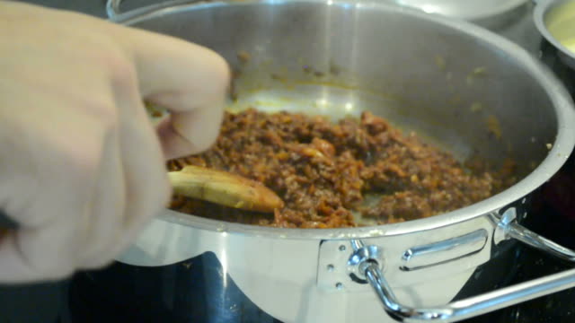 Cooking-Tasty-Bolognese-Sauce