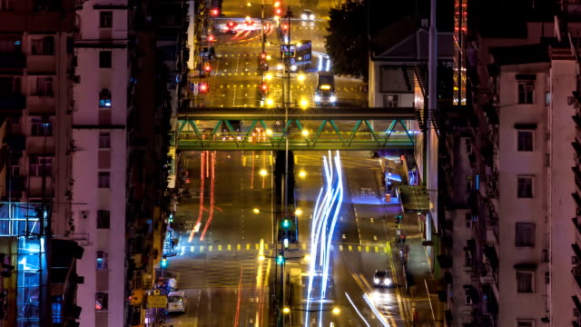 Video-de-lapso-de-tiempo-de-luz-senderos-de-intenso-tráfico-de-la-gran-ciudad.