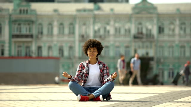 Schöne-Afroamerikanerin-praktizieren-Yoga-im-Zentrum-Stadt,-meditation