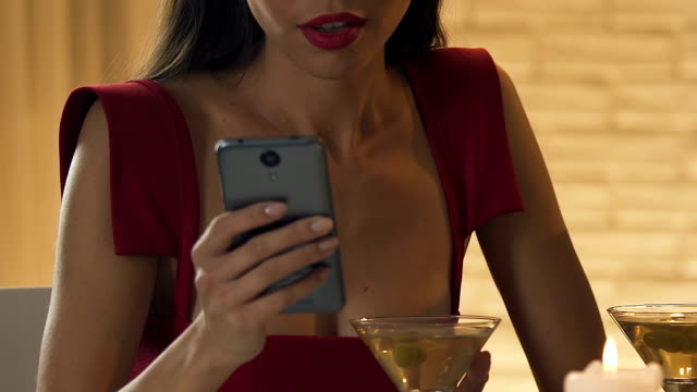 Mujer-con-smartphone-en-restaurante,-decepcionado-con-aburrido-hombre,-closeup