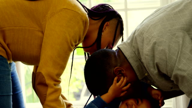 Seitenansicht-junger-schwarzer-Eltern,-die-mit-ihrem-Sohn-in-einem-komfortablen-Zuhause-4k-spielen