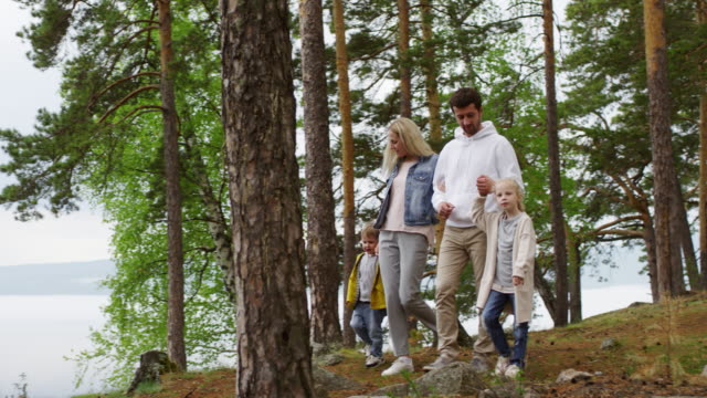 Family-of-Four-Walking-in-Scenic-Location