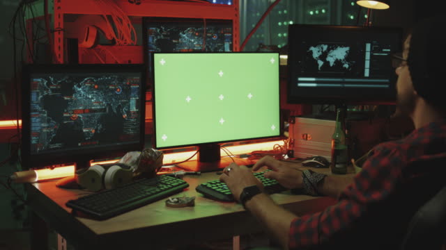Hackers-trabajando-en-sus-escritorios