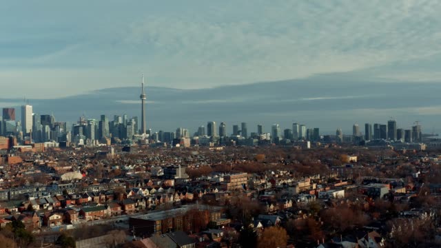 Toma-aérea-de-un-barrio-del-West-End-Toronto-a-finales-de-otoño.