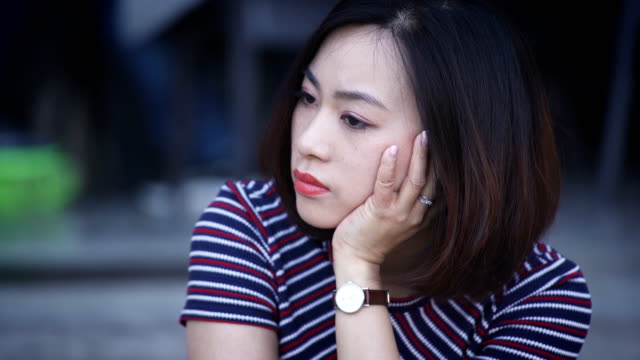 nachdenklich-und-besorgt-Chinesin-Porträt:-besorgt-Frau,-nachdenklich-Chinesisch