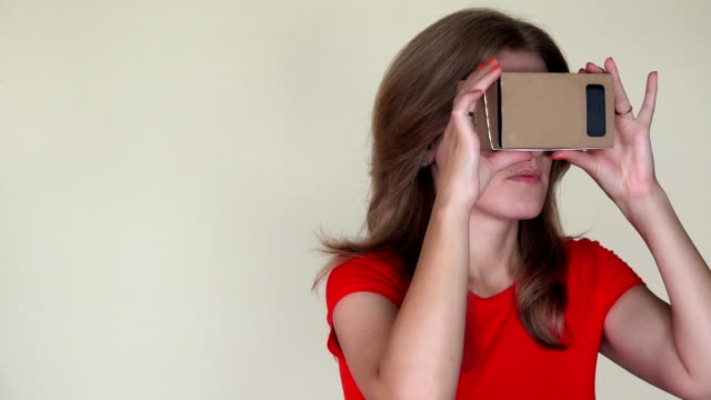 Emotional-woman-get-scared-of-view-from-virtual-reality-glasses.-closeup