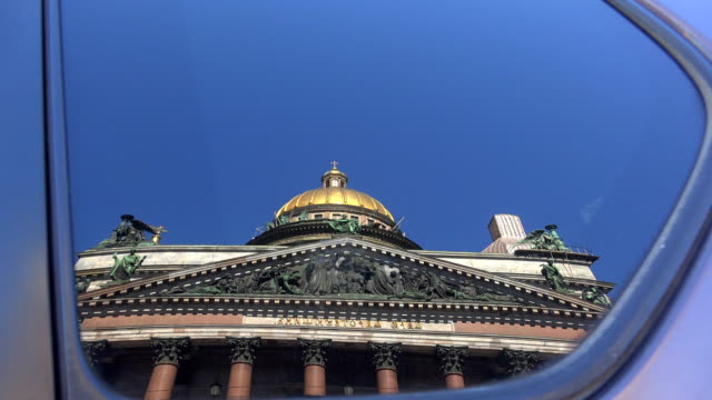 St.-isaac's-cathedral.-The-reflection-in-the-glass-of-the-car.-4K.