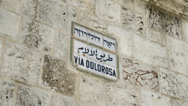 Calle-firmar-vía-Dolorosa-en-Jerusalén,-el-Santo-camino-Jesús-caminó-en-su-último-día.-Israel