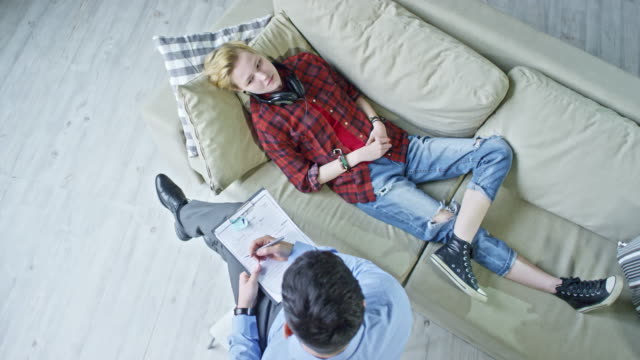 Psychotherapist-Working-with-Teenager