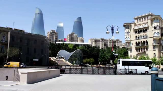 Hoch-und-schön-blau-Wolkenkratzer-in-Baku.-Der-berühmte-"Flame-Towers"-in-Aserbaidschans-Hauptstadt-Baku