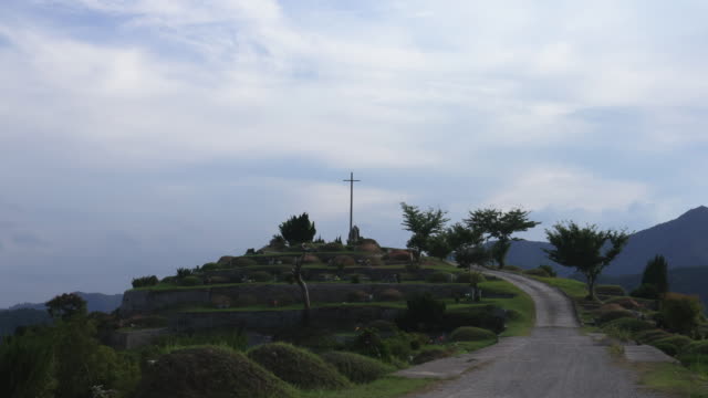Das-Kreuz-und-die-Statue-der-Jungfrau-Maria-am-Friedhof-in-Asien