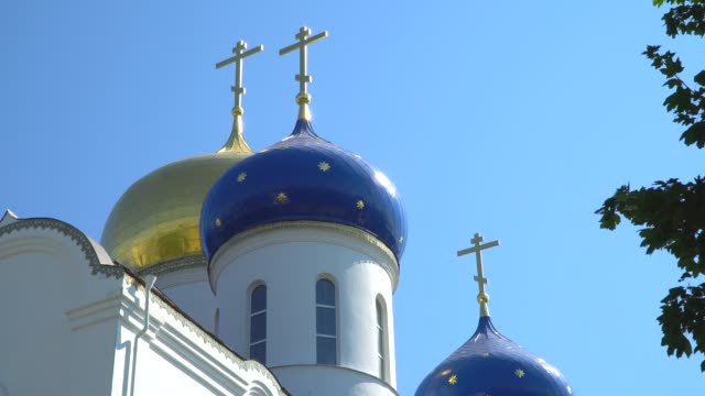 Kuppeln-der-orthodoxen-Kirche-gegen-den-Himmel