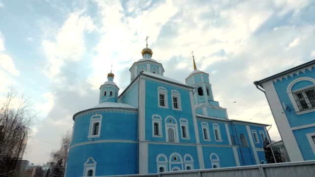 4K.-Kuppeln-der-orthodoxen-Kirche-auf-dem-Hintergrund-eines-blauen-Himmels.-Smolensk-Kathedrale,-Belgorod,-Russland