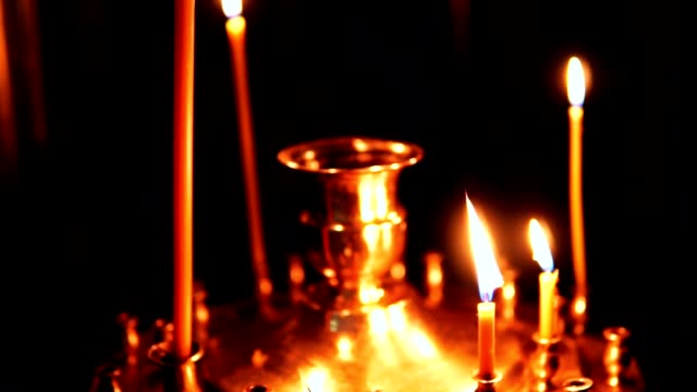 Kerze-Halter-mit-brennenden-Kerzen-in-die-christliche-orthodoxe-Kirche