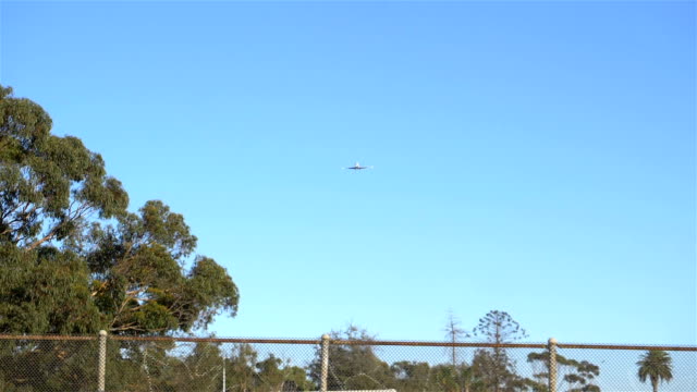 Airplane-flying-overhead-in-slow-motion