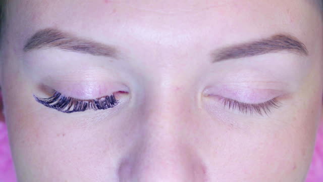 Master-in-a-beauty-salon-removes-the-old-eyelashes