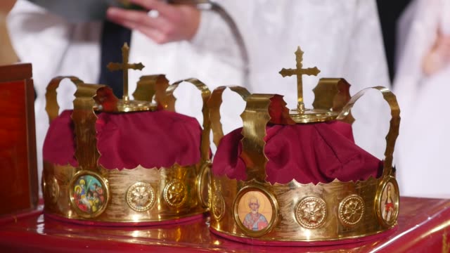Zwei-Kronen-die-Hochzeiten-für-die-Zeremonie-in-der-orthodoxen-Kirche-bestimmt