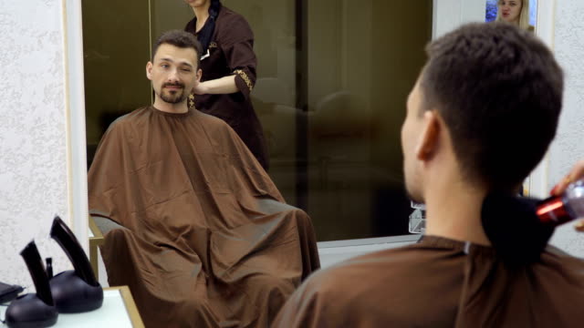 Friseur-reinigt-Mannes-Hals-nach-dem-Haare-schneiden